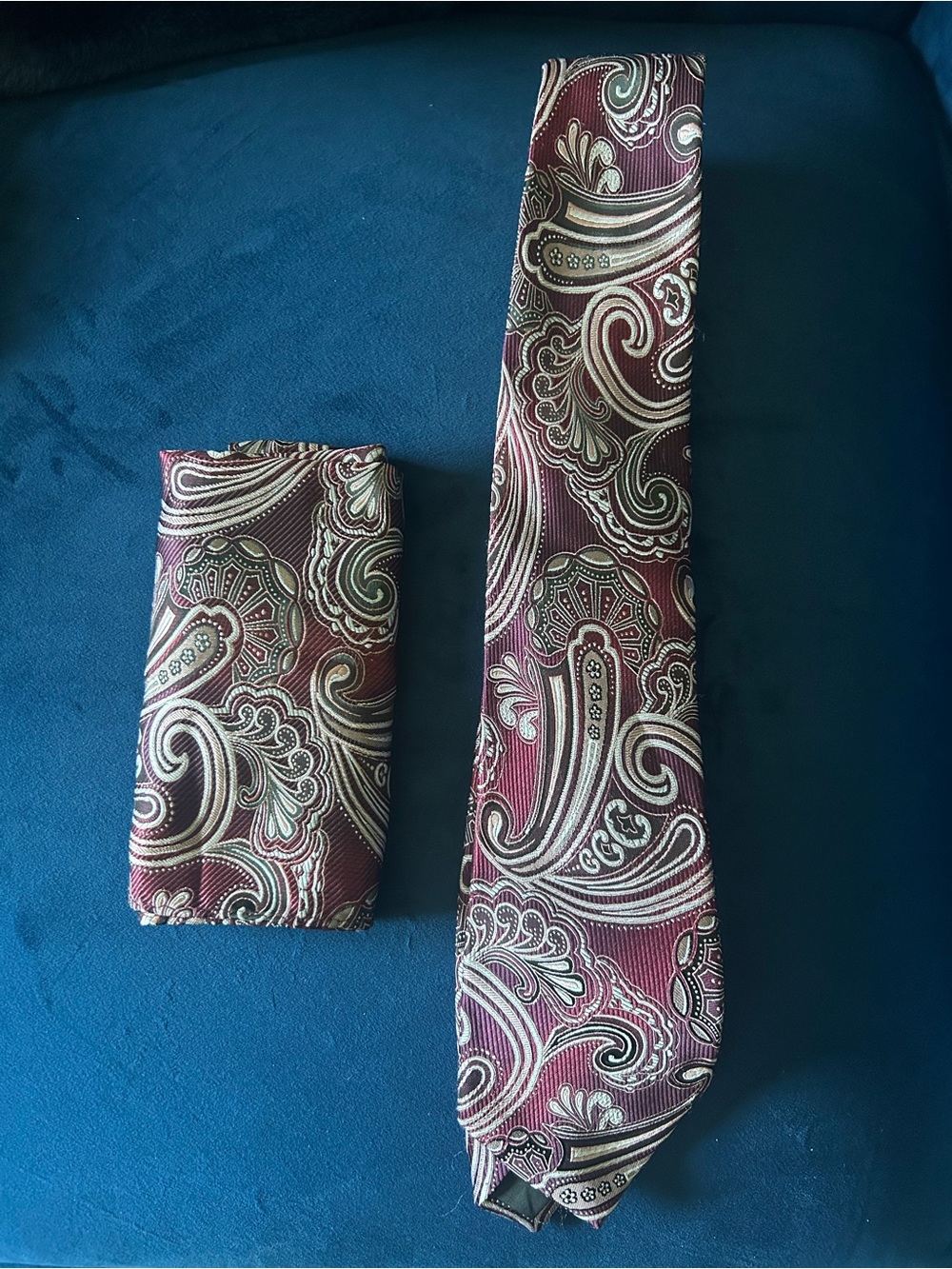 Men's Paisley Tie and Pocket Square Set - Burgundy